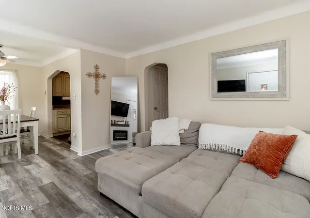 Photo 3 of Sale Pending at 2641 Gracewood Rd, Toledo, OH 43613 | MLS# 10010770 | Listing updated on 2026-09-03