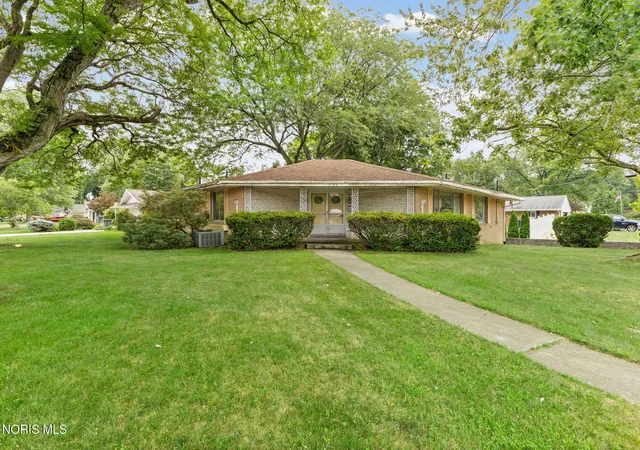 Photo 1 of Sale Pending at 3739 S Beverly Hills Dr, Toledo, OH 43614 | MLS# 10010744 | Listing updated on 2026-08-10