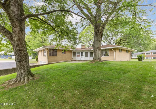 Photo 2 of Sale Pending at 3739 S Beverly Hills Dr, Toledo, OH 43614 | MLS# 10010744 | Listing updated on 2026-08-10