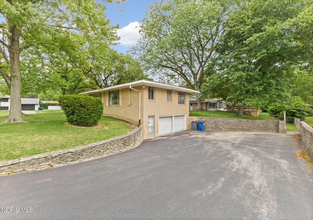 Photo 2 of Sale Pending at 3739 S Beverly Hills Dr, Toledo, OH 43614 | MLS# 10010744 | Listing updated on 2026-08-10