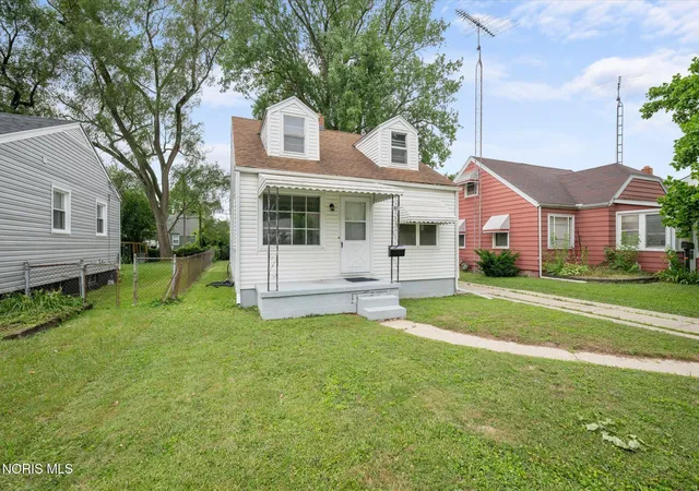 Photo 2 of Single family home for sale at 110 Orville Dr, Toledo, OH 43612 | MLS# 10010758 | Listing updated on 2026-08-27