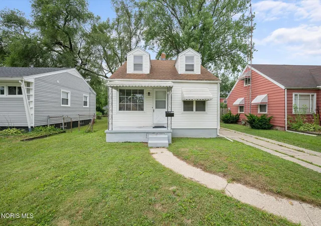 Photo 3 of Single family home for sale at 110 Orville Dr, Toledo, OH 43612 | MLS# 10010758 | Listing updated on 2026-08-27