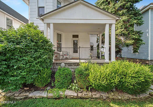 Photo 3 of Single family home for sale at 207 Center St, Findlay, OH 45840 | MLS# 10010855 | Listing updated on 2026-09-16