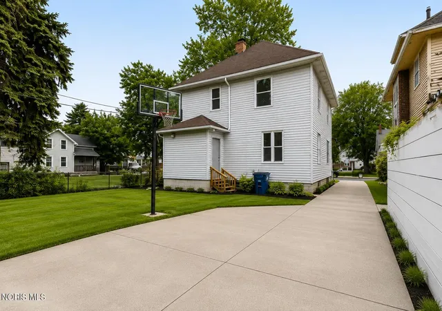 Photo 2 of Single family home for sale at 831 Oak St, Toledo, OH 43605 | MLS# 10010793 | Listing updated on 2026-07-30