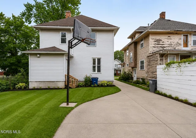 Photo 3 of Single family home for sale at 831 Oak St, Toledo, OH 43605 | MLS# 10010793 | Listing updated on 2026-07-30