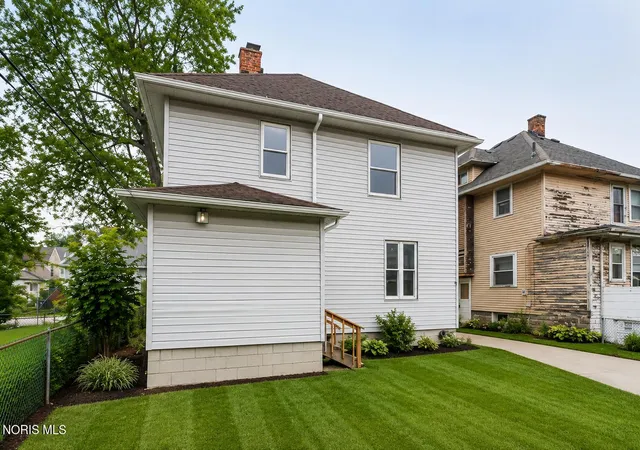 Photo 4 of Single family home for sale at 831 Oak St, Toledo, OH 43605 | MLS# 10010793 | Listing updated on 2026-07-30