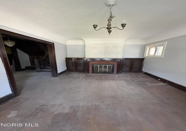 Photo 4 of Single family home for sale at 2471 Glenwood Ave, Toledo, OH 43620 | MLS# 10010813 | Listing updated on 2026-07-26