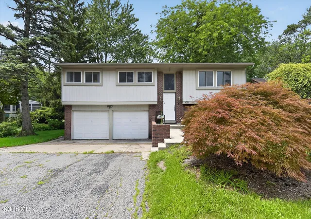 Photo 3 of Single family home for sale at 470 Edgewood Dr, Perrysburg, OH 43551 | MLS# 10010886 | Listing updated on 2026-08-26