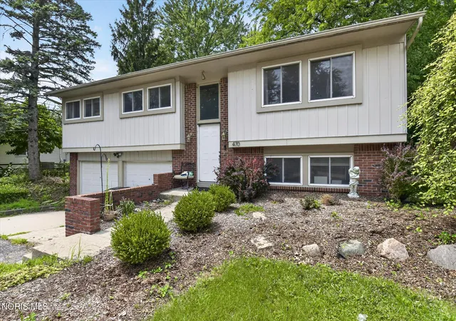 Photo 3 of Single family home for sale at 470 Edgewood Dr, Perrysburg, OH 43551 | MLS# 10010886 | Listing updated on 2026-08-26