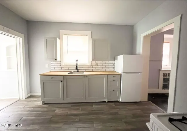 Listing Photo 4 - Condo for sale in building located at 2450 Broadway St, Toledo, OH 43609