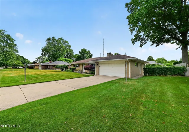 Photo 3 of Sale Pending at 3658 Coronada Dr, Toledo, OH 43615 | MLS# 10010879 | Listing updated on 2026-10-03