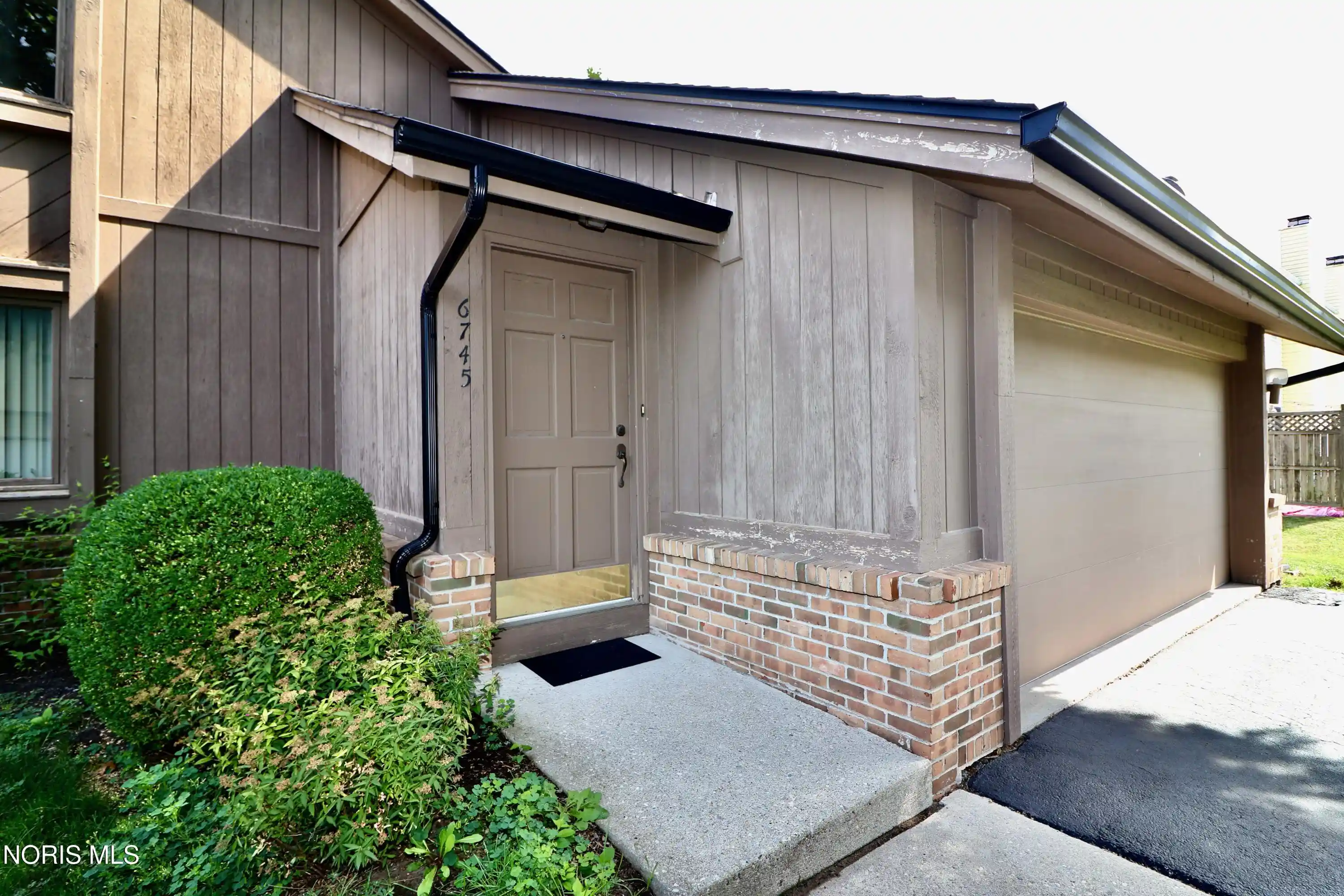 Listing Photo 2 - Condo for sale in 6745 5th Ave located at 6745 5th Ave, Sylvania, OH 43560 - Unit 6745 5th Avenue
