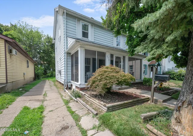 Photo 2 of Single family home for sale at 2915 Upton Ave, Toledo, OH 43606 | MLS# 10010957 | Listing updated on 2026-09-08