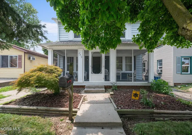 Photo 2 of Single family home for sale at 2915 Upton Ave, Toledo, OH 43606 | MLS# 10010957 | Listing updated on 2026-09-08