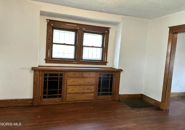 Photo 3 of Single family home for sale at 1051 Pinewood Ave, Toledo, OH 43607 | MLS# 10011567 | Listing updated on 2026-09-30