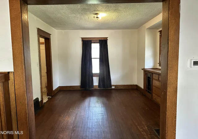 Photo 4 of Single family home for sale at 1051 Pinewood Ave, Toledo, OH 43607 | MLS# 10011567 | Listing updated on 2026-09-30