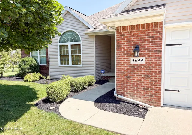 Photo 2 of Single family home for sale at 4044 Edge View Dr, Oregon, OH 43616 | MLS# 10011044 | Listing updated on 2026-08-16