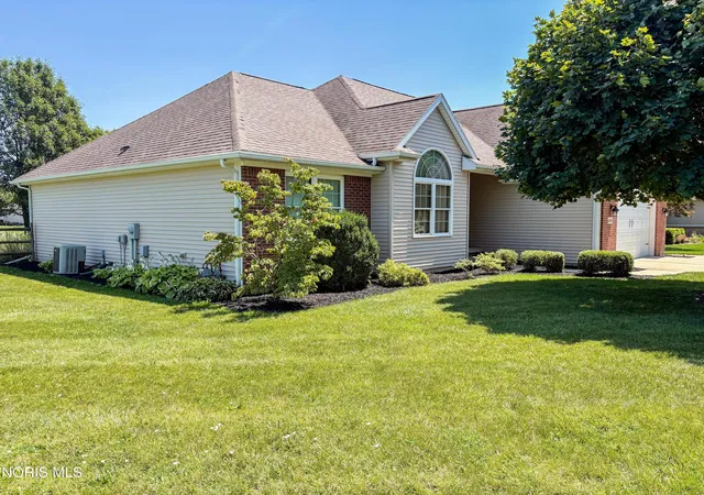 Photo 3 of Single family home for sale at 4044 Edge View Dr, Oregon, OH 43616 | MLS# 10011044 | Listing updated on 2026-08-16