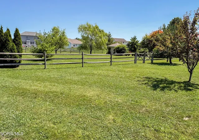 Photo 4 of Single family home for sale at 4044 Edge View Dr, Oregon, OH 43616 | MLS# 10011044 | Listing updated on 2026-08-16