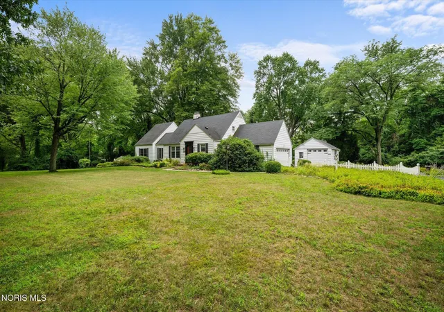 Photo 3 of Single family home for sale at 4123 Forestlawn Rd, Toledo, OH 43623 | MLS# 10011078 | Listing updated on 2026-10-05