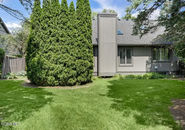 Listing Photo 2 - Condo for sale in building located at 6775 Carrie Pine Ln, Toledo, OH 43617
