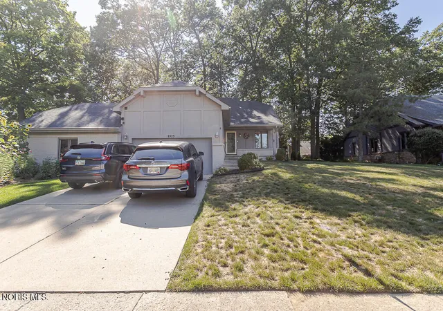 Photo 2 of Condo for sale at 2923 Stoneleigh Dr, Toledo, OH 43617 | MLS# 10011139 | Listing updated on 2026-08-24