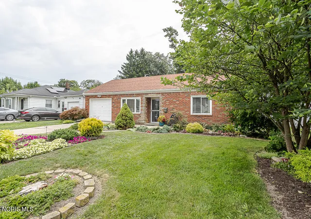 Photo 2 of Sale Pending at 3215 Ravenwood Blvd, Toledo, OH 43614 | MLS# 10011185 | Listing updated on 2026-09-21