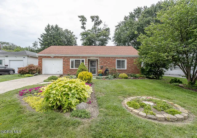 Photo 3 of Sale Pending at 3215 Ravenwood Blvd, Toledo, OH 43614 | MLS# 10011185 | Listing updated on 2026-09-21