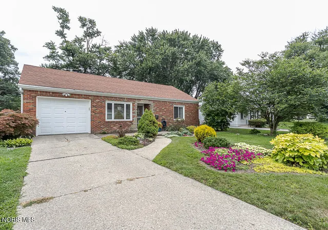Photo 3 of Sale Pending at 3215 Ravenwood Blvd, Toledo, OH 43614 | MLS# 10011185 | Listing updated on 2026-09-21