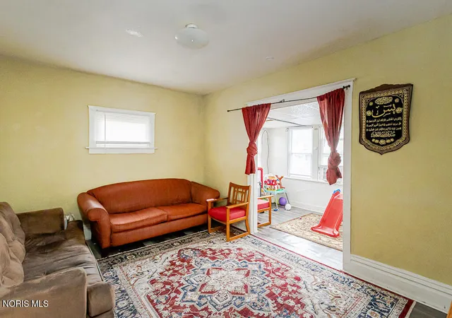 Photo 3 of Single family home for sale at 425 Bassett St, Toledo, OH 43611 | MLS# 10011131 | Listing updated on 2026-09-22