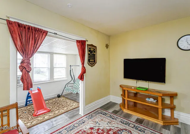 Photo 4 of Single family home for sale at 425 Bassett St, Toledo, OH 43611 | MLS# 10011131 | Listing updated on 2026-09-22