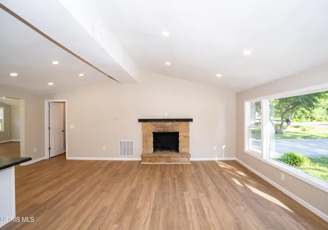 Photo 3 of Single family home for sale at 217 Glenwood Dr, Defiance, OH 43512 | MLS# 10011220 | Listing updated on 2026-09-15