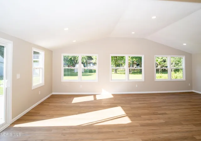 Photo 3 of Single family home for sale at 217 Glenwood Dr, Defiance, OH 43512 | MLS# 10011220 | Listing updated on 2026-10-03