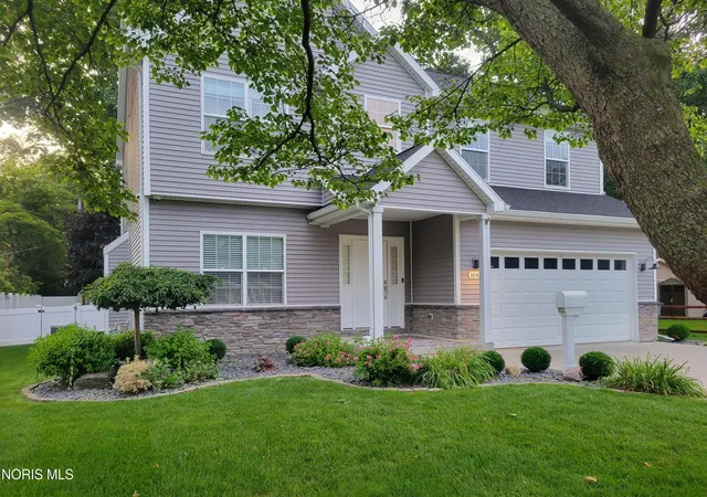 Photo 2 of Single family home for sale at 1045 Hickory St, Perrysburg, OH 43551 | MLS# 10011173 | Listing updated on 2026-08-24