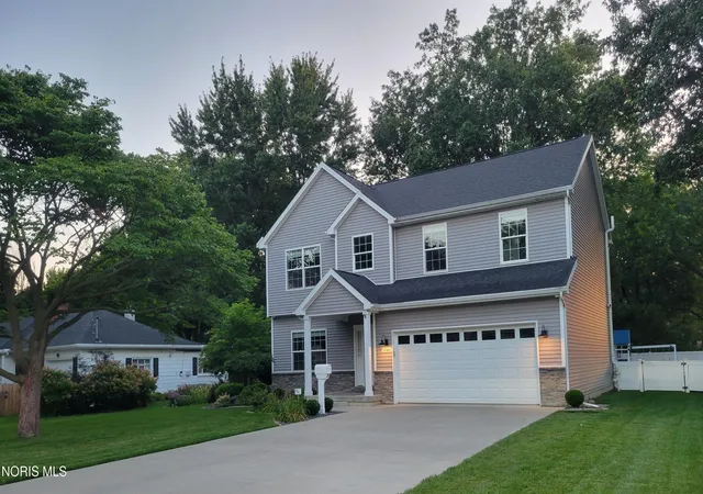 Photo 3 of Single family home for sale at 1045 Hickory St, Perrysburg, OH 43551 | MLS# 10011173 | Listing updated on 2026-08-24