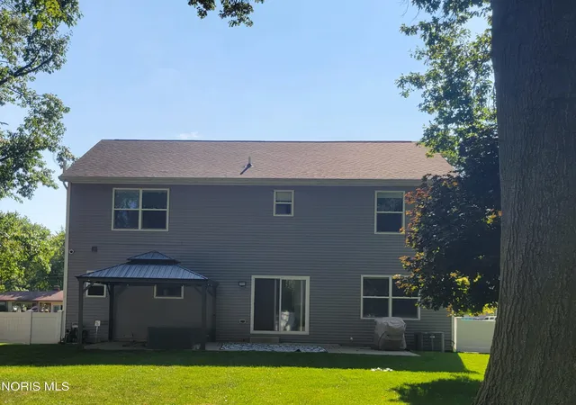 Photo 4 of Single family home for sale at 1045 Hickory St, Perrysburg, OH 43551 | MLS# 10011173 | Listing updated on 2026-08-24