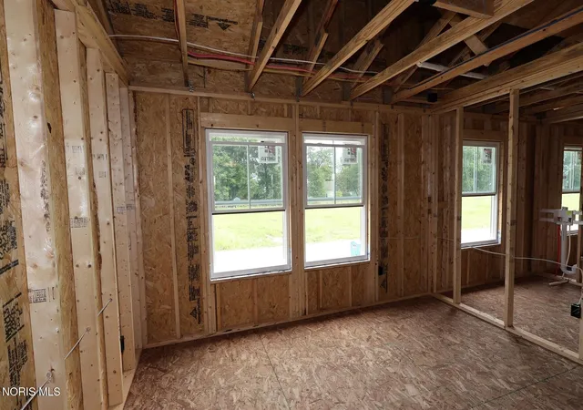 Photo 4 of Sale Pending at 2148 Ellen Dr, Holland, OH 43528 | MLS# 10011267 | Listing updated on 2026-09-21