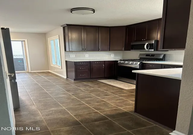 Photo 3 of Single family home for sale at 1067 Hunters Run Rd, Perrysburg, OH 43551 | MLS# 10011305 | Listing updated on 2026-08-20