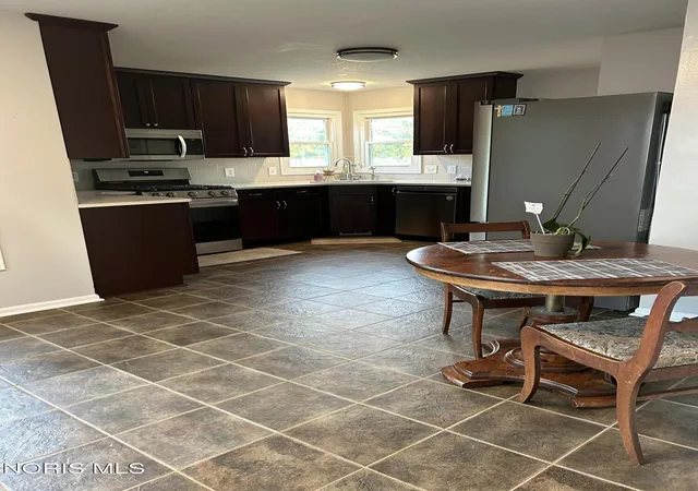 Photo 4 of Single family home for sale at 1067 Hunters Run Rd, Perrysburg, OH 43551 | MLS# 10011305 | Listing updated on 2026-08-20