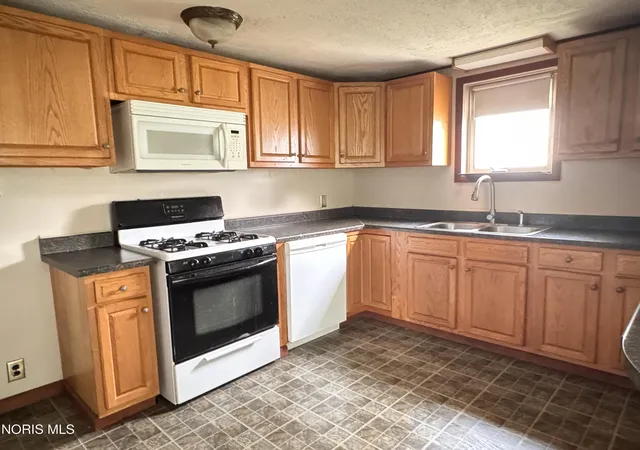 Photo 3 of Single family home for sale at 712 Daggett Ave, Napoleon, OH 43545 | MLS# 10011238 | Listing updated on 2026-09-29