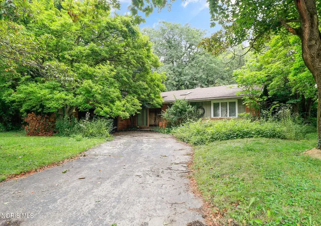 Photo 1 of Sale Pending at 1157 Nanette Dr, Toledo, OH 43614 | MLS# 10011407 | Listing updated on 2026-08-26