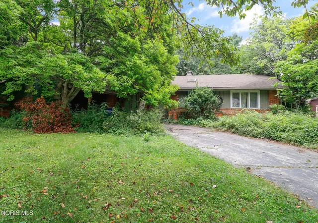 Photo 2 of Sale Pending at 1157 Nanette Dr, Toledo, OH 43614 | MLS# 10011407 | Listing updated on 2026-08-26