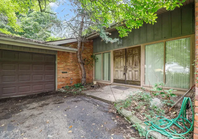 Photo 2 of Sale Pending at 1157 Nanette Dr, Toledo, OH 43614 | MLS# 10011407 | Listing updated on 2026-08-26