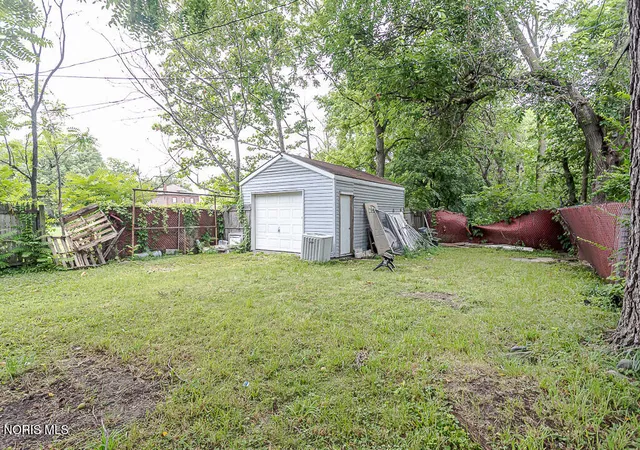 Photo 4 of Single family home for sale at 122 Columbia St, Toledo, OH 43620 | MLS# 10011473 | Listing updated on 2026-08-28