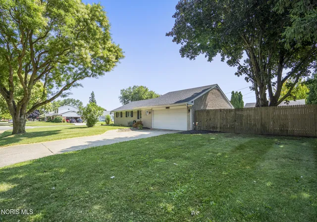 Photo 2 of Sale Pending at 2048 Mayport Dr, Toledo, OH 43611 | MLS# 10011284 | Listing updated on 2026-09-23