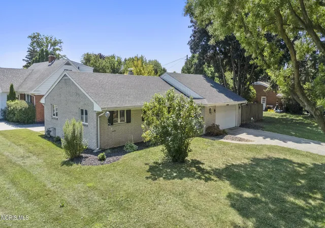 Photo 3 of Sale Pending at 2048 Mayport Dr, Toledo, OH 43611 | MLS# 10011284 | Listing updated on 2026-09-23