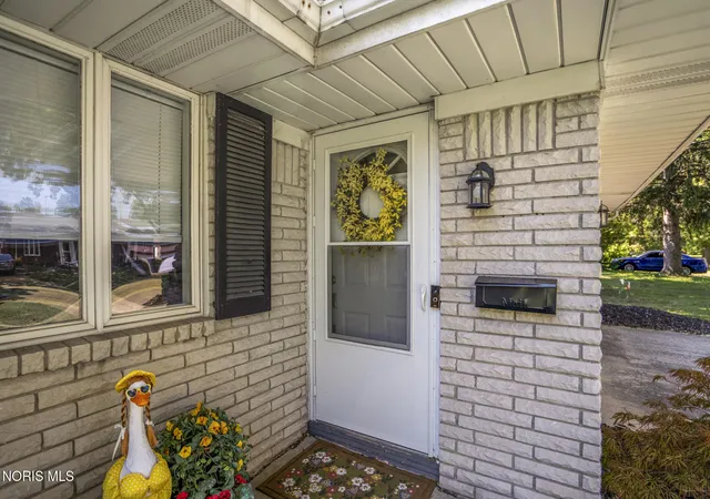 Photo 3 of Sale Pending at 2048 Mayport Dr, Toledo, OH 43611 | MLS# 10011284 | Listing updated on 2026-09-23