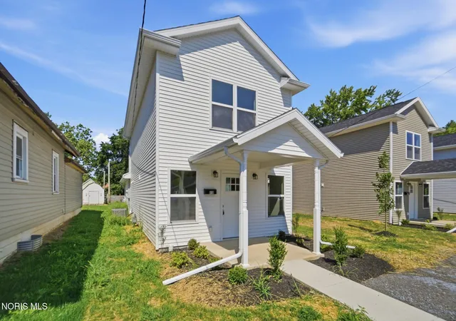 Photo 2 of Single family home for sale at 818 Holly St, Lima, OH 45804 | MLS# 10011316 | Listing updated on 2026-09-22