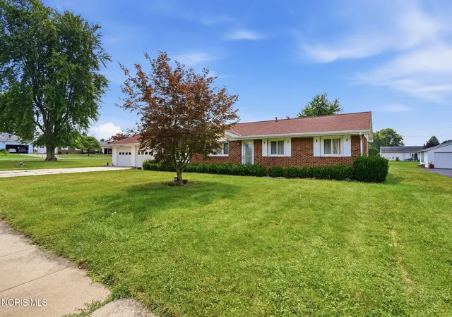 Photo 2 of Single family home for sale at 205 Beechwood Dr, Tiffin, OH 44883 | MLS# 10011361 | Listing updated on 2026-08-28