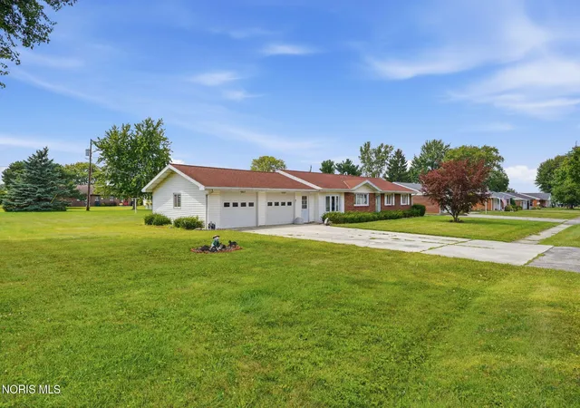 Photo 3 of Single family home for sale at 205 Beechwood Dr, Tiffin, OH 44883 | MLS# 10011361 | Listing updated on 2026-08-28